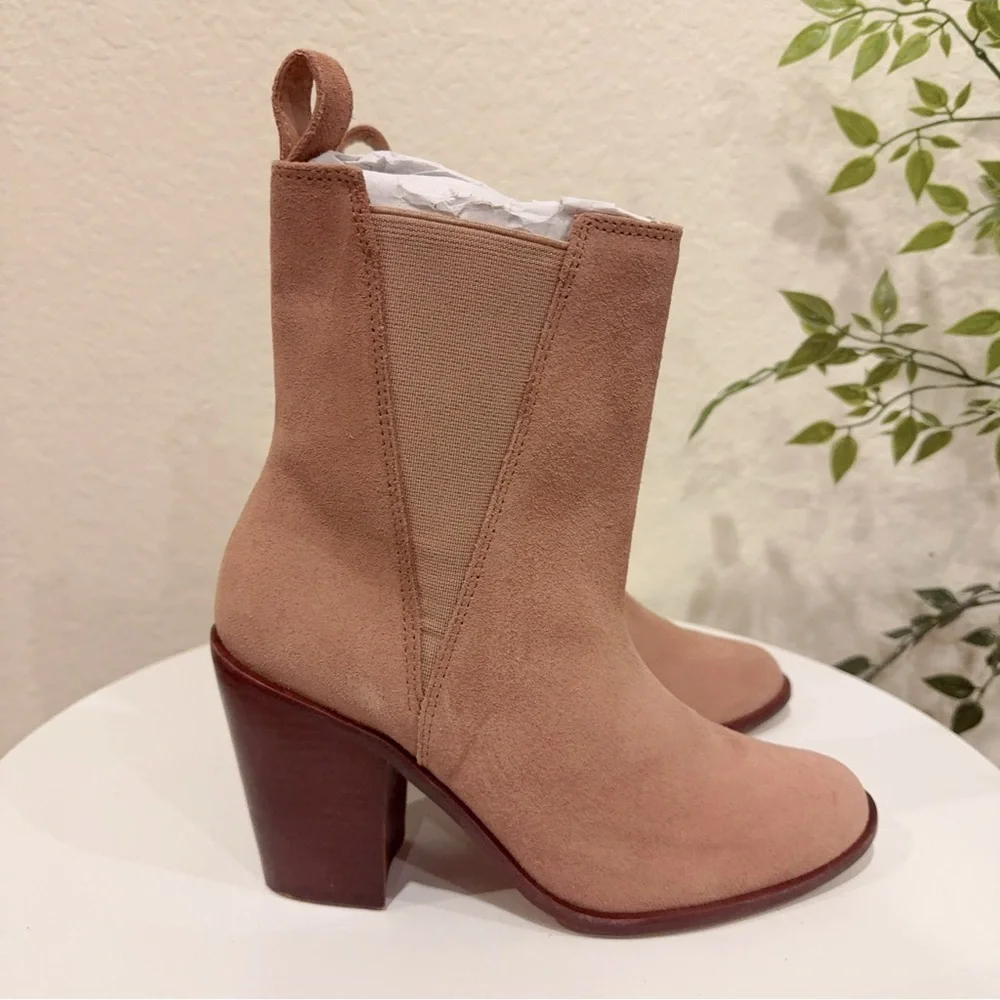 Kaanas Morava Suede Block Heel With Elastic in Caramel NWOT Size 6M